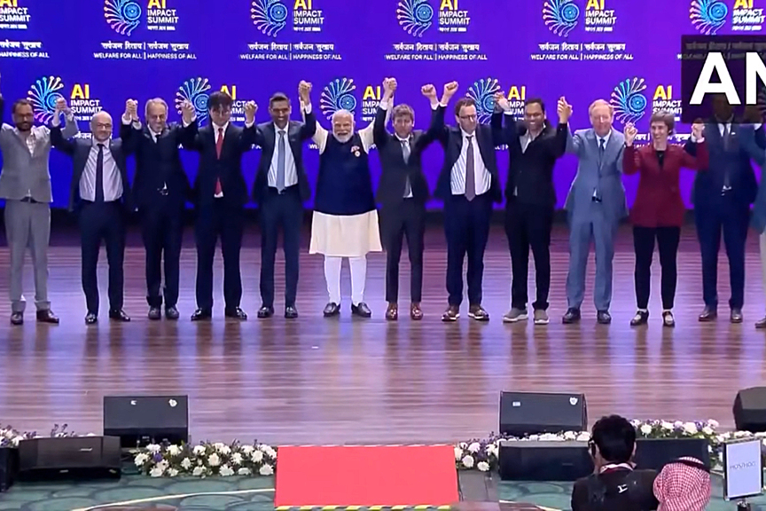 历史名场面出现了：（Anthropic & OpenAI 拒绝牵手） Sam Altman 和 Dario Amodei 在 2026 年德里 AI 影响峰会上拒绝牵手！